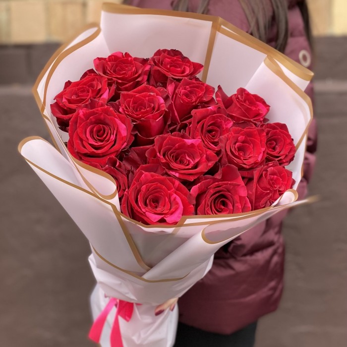 15 красных роз Ред Пантер 60 см